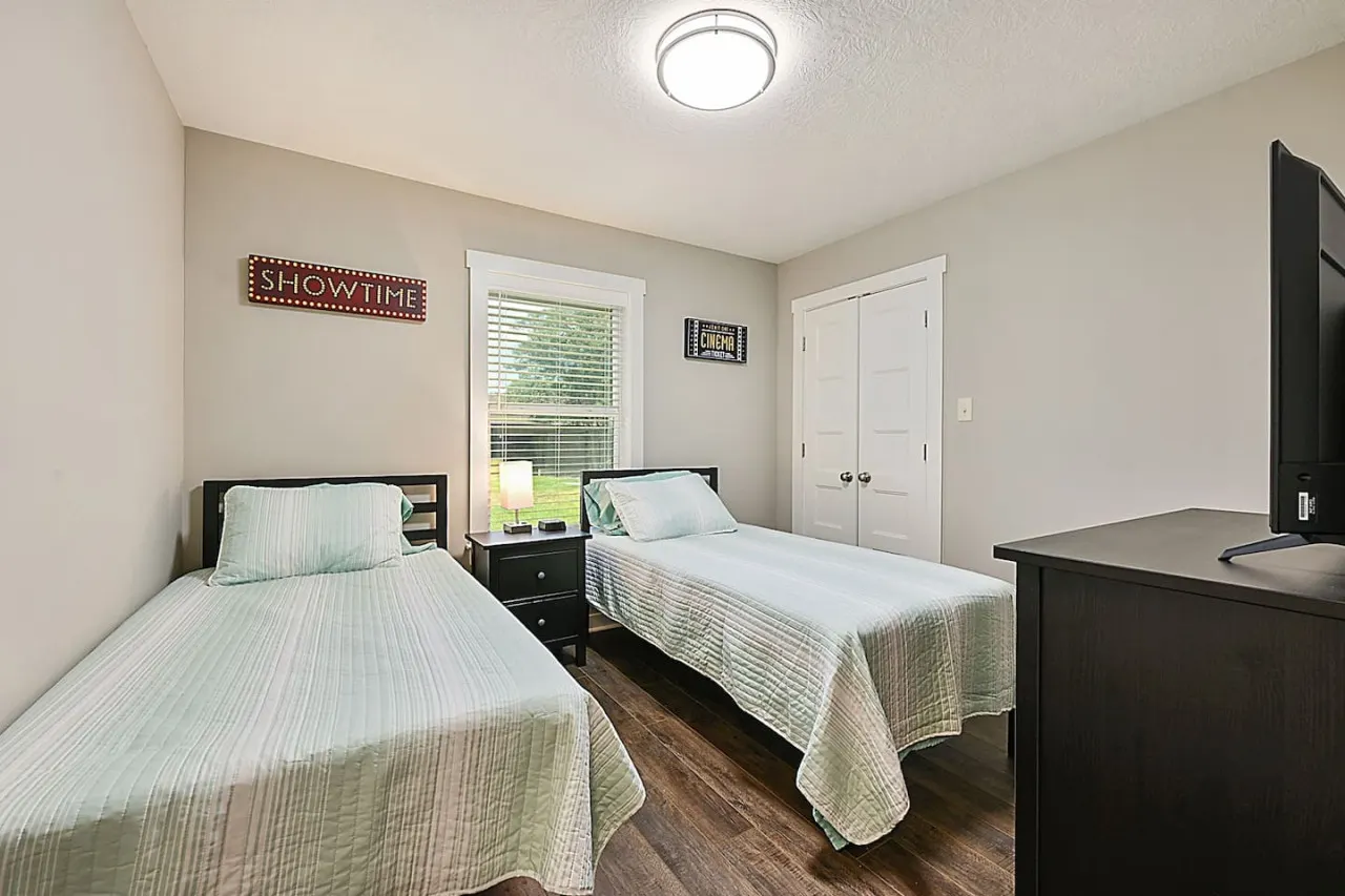 Three Oaks Estate: Sleeps 10+Large Yard 18
