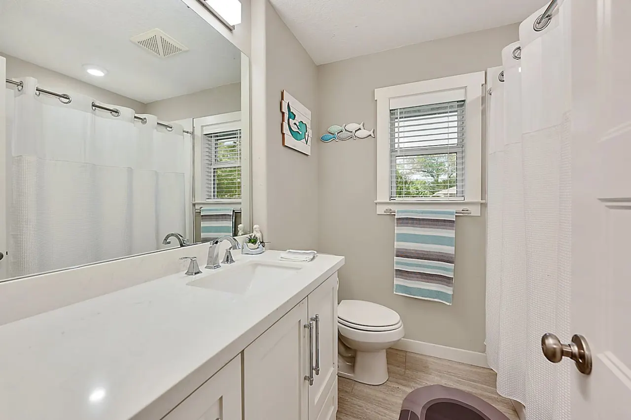 Three Oaks Estate: Sleeps 10+Large Yard 19