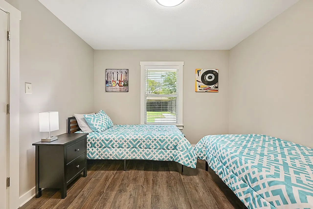 Three Oaks Estate: Sleeps 10+Large Yard 20
