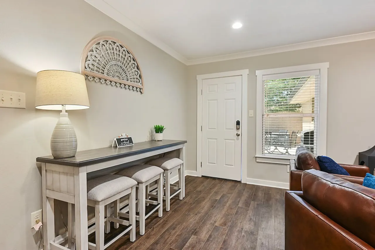Three Oaks Estate: Sleeps 10+Large Yard 3