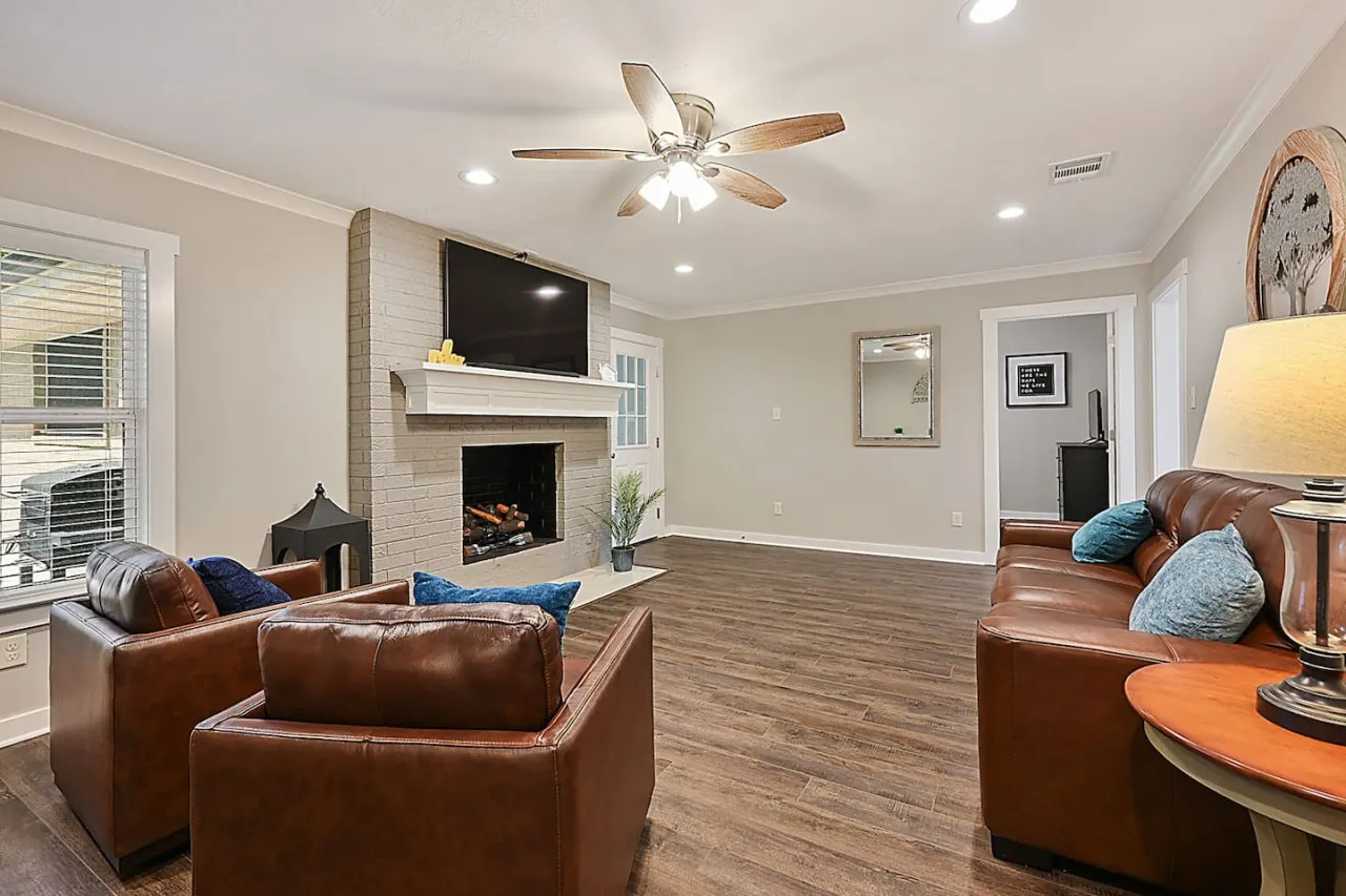 Three Oaks Estate: Sleeps 10+Large Yard 4