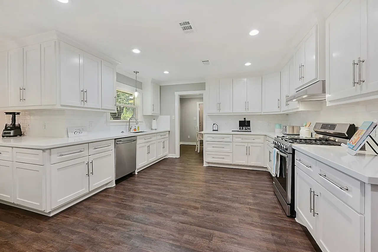 Three Oaks Estate: Sleeps 10+Large Yard 6
