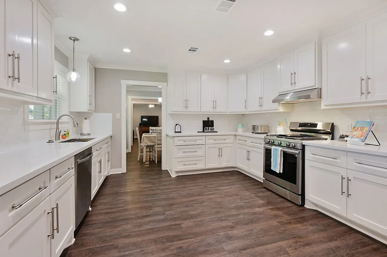 Three Oaks Estate: Sleeps 10+Large Yard 7