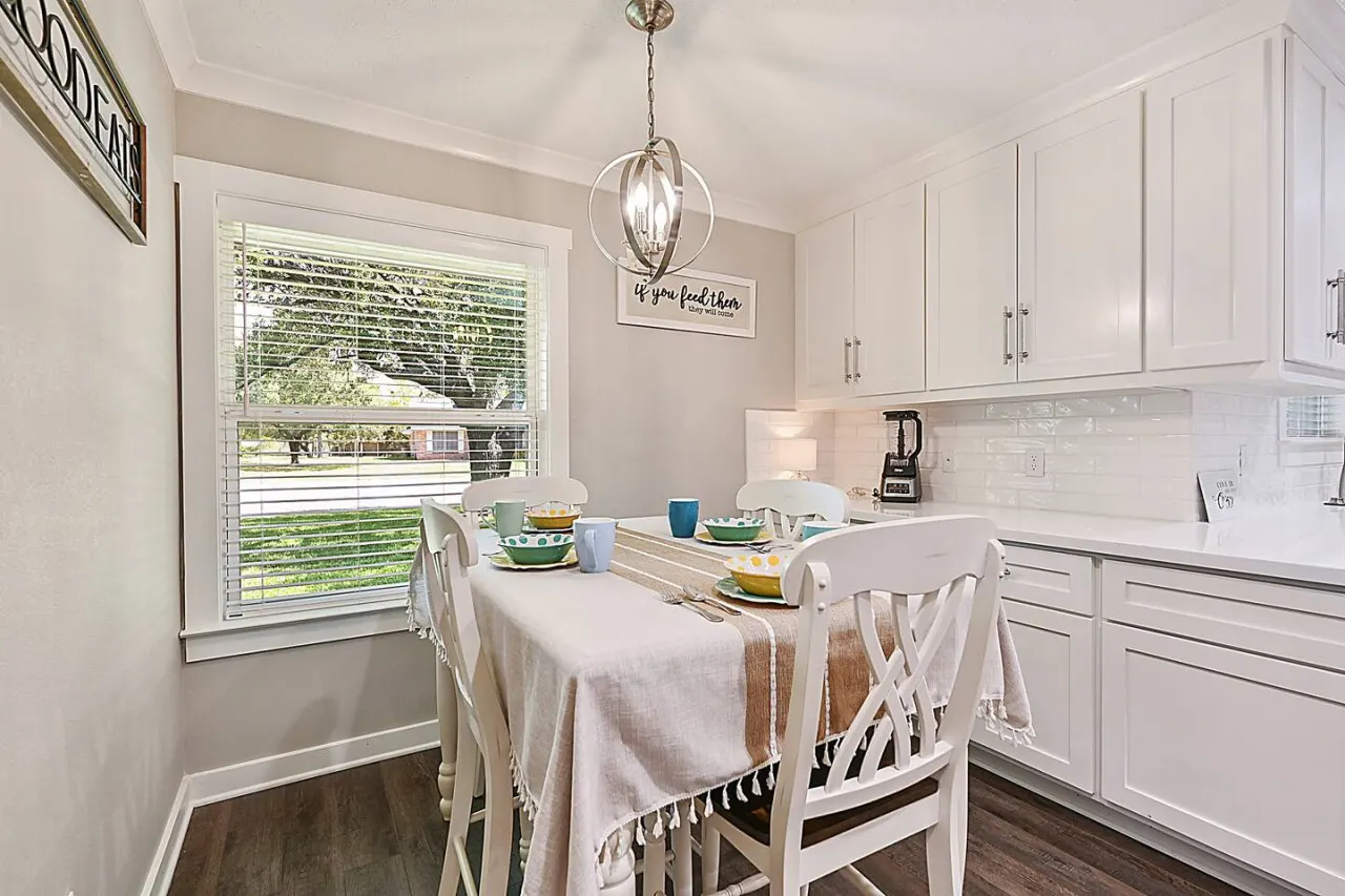 Three Oaks Estate: Sleeps 10+Large Yard 8