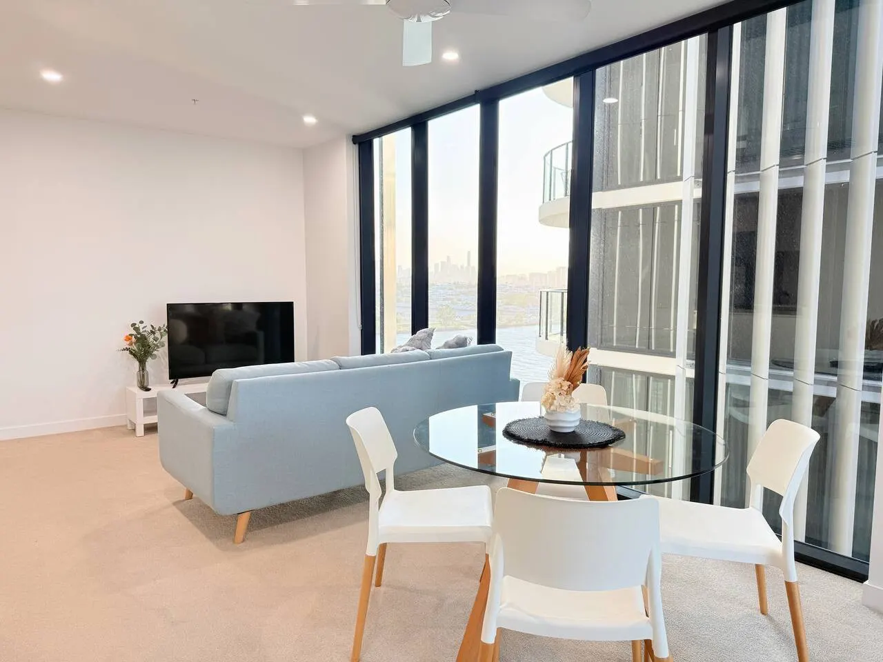 River Breeze Hamilton 3B2B with Free Parking 12