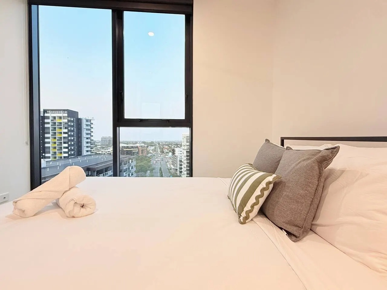 River Breeze Hamilton 3B2B with Free Parking 16