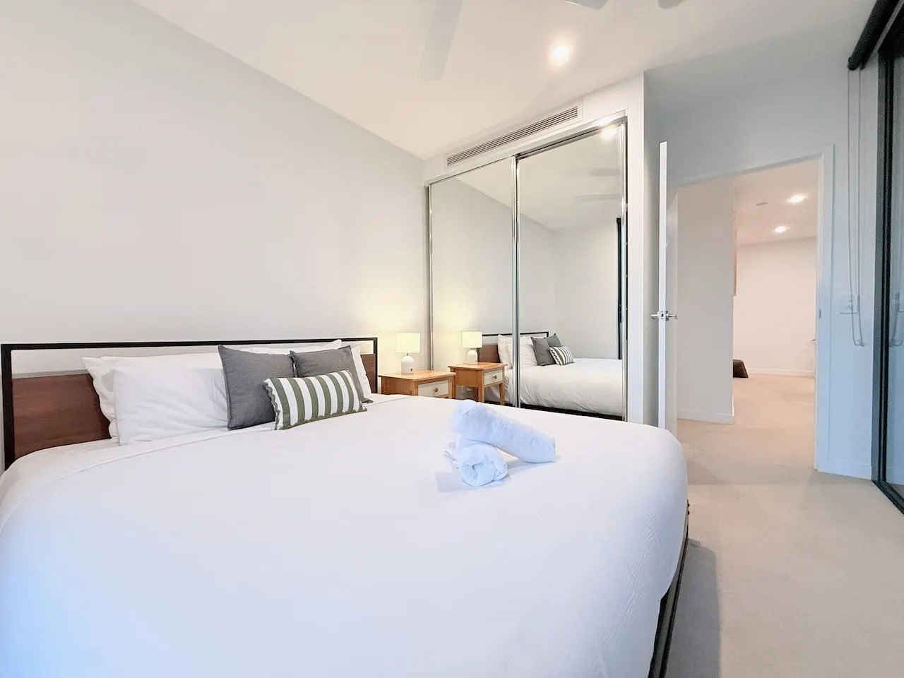 River Breeze Hamilton 3B2B with Free Parking 17