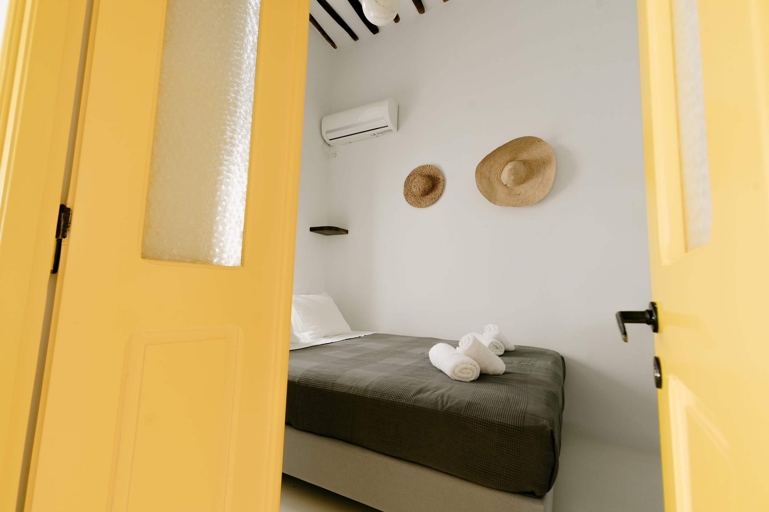 The Yellow House / Mykonos Town 17