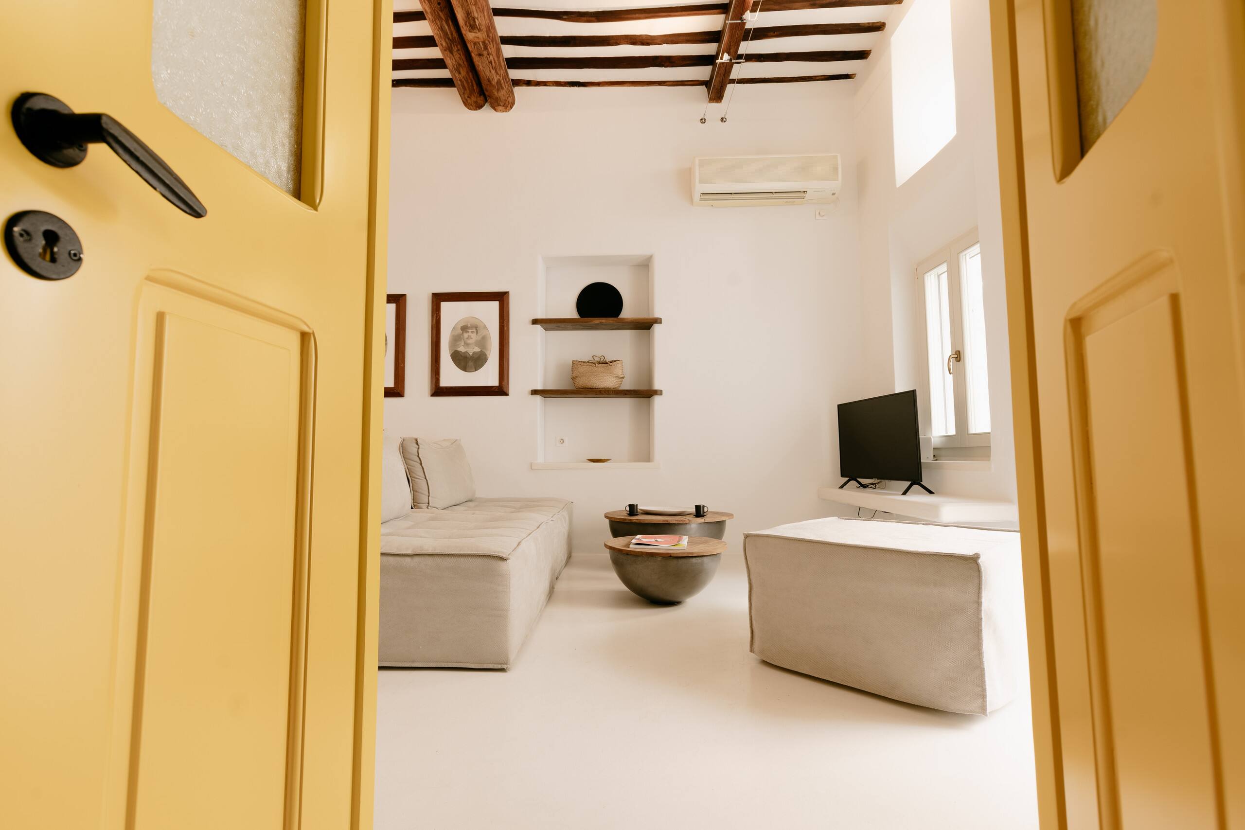 The Yellow House / Mykonos Town 13