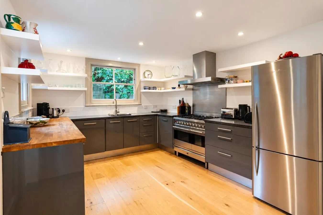 Charming Battersea House Next to Battersea Park 14
