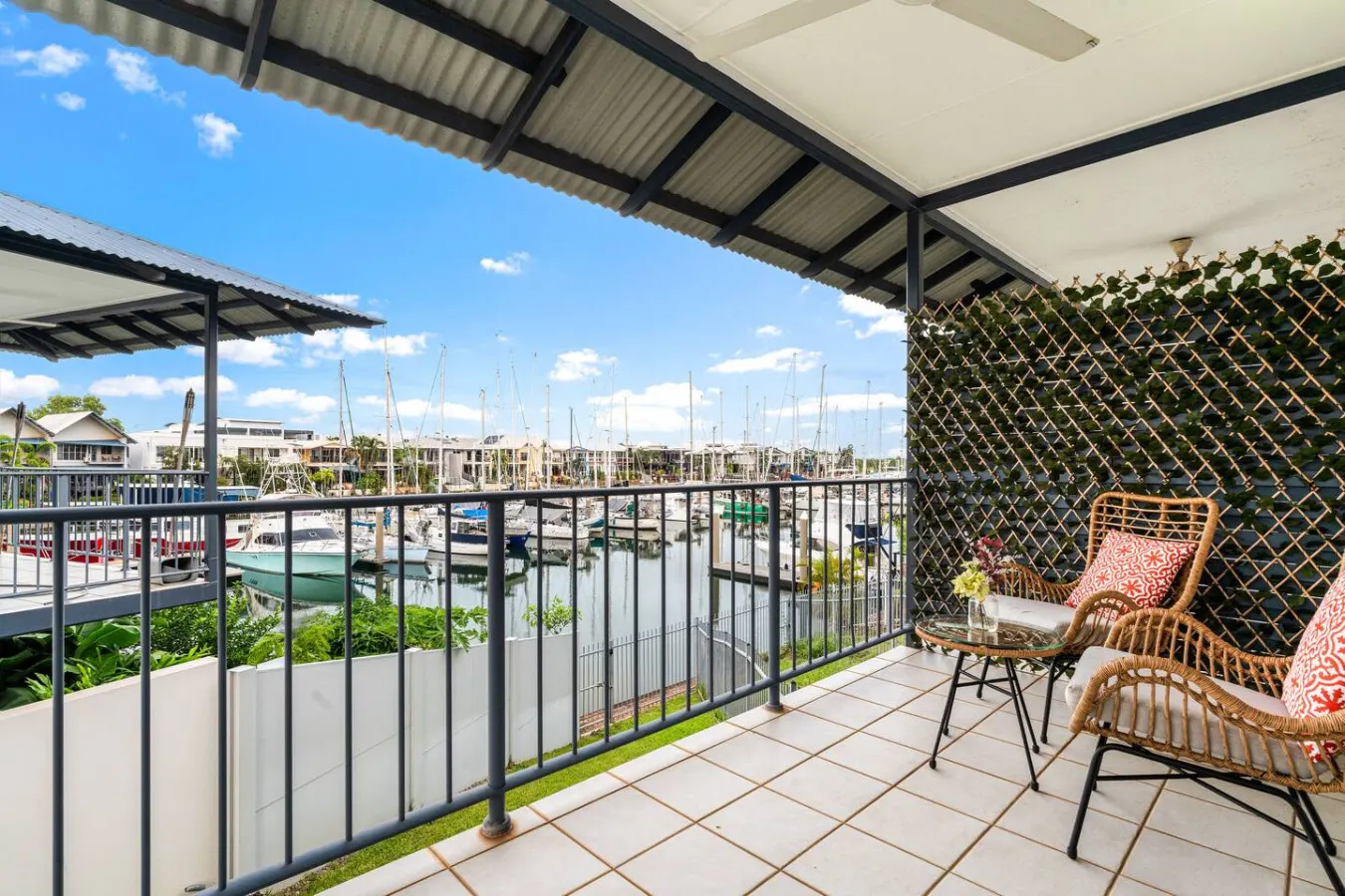 Zen Dockside Point: Marina view - Patio - Parking 17