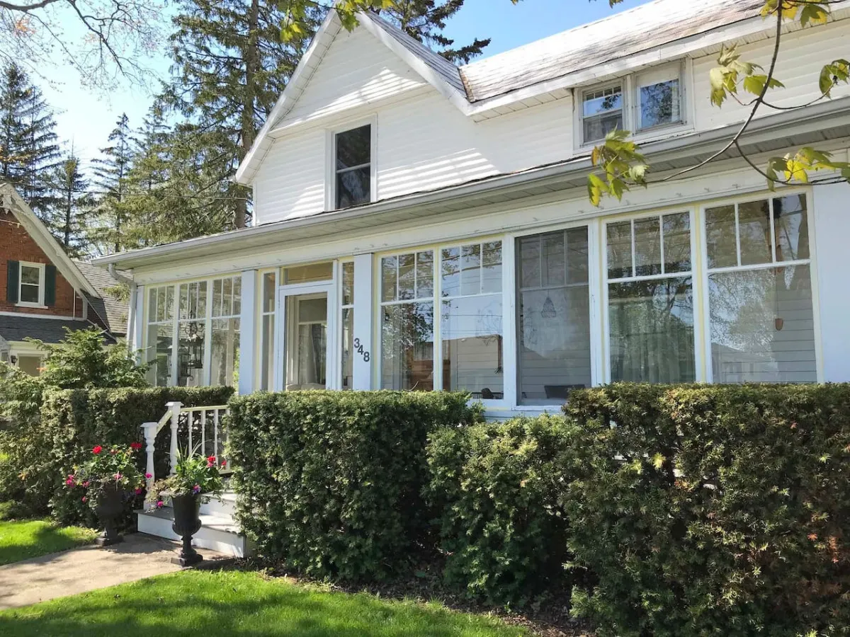 Spacious & Charming Century Home - Wellington - TWO beach passes!