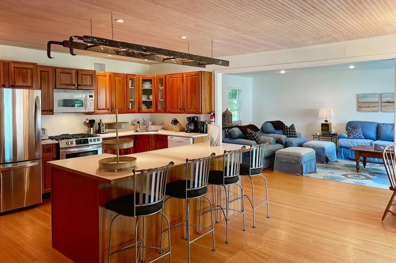 Spacious & Charming Century Home - Wellington - TWO beach passes! — photo 2