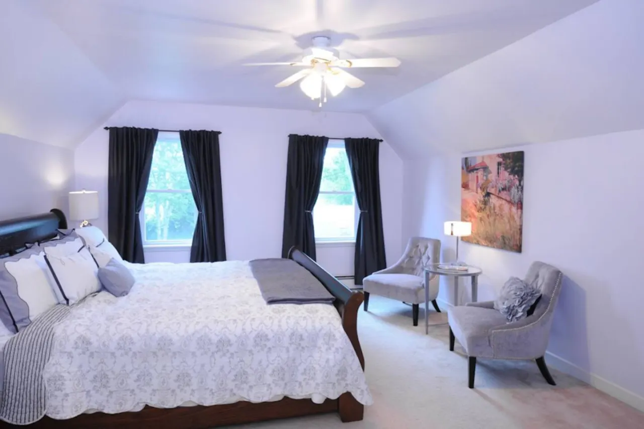 Spacious & Charming Century Home - Wellington - TWO beach passes! 12