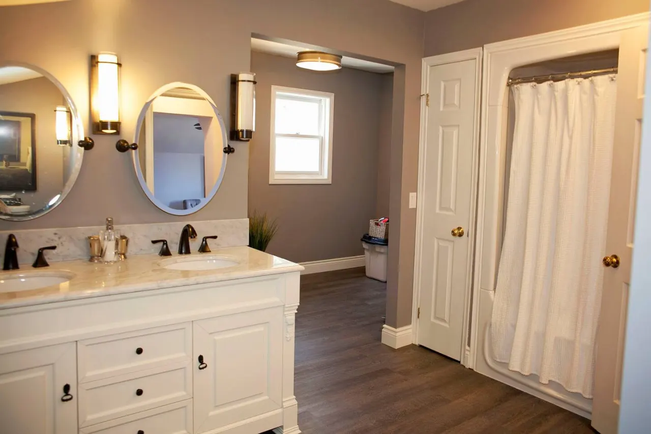 Spacious & Charming Century Home - Wellington - TWO beach passes! 13