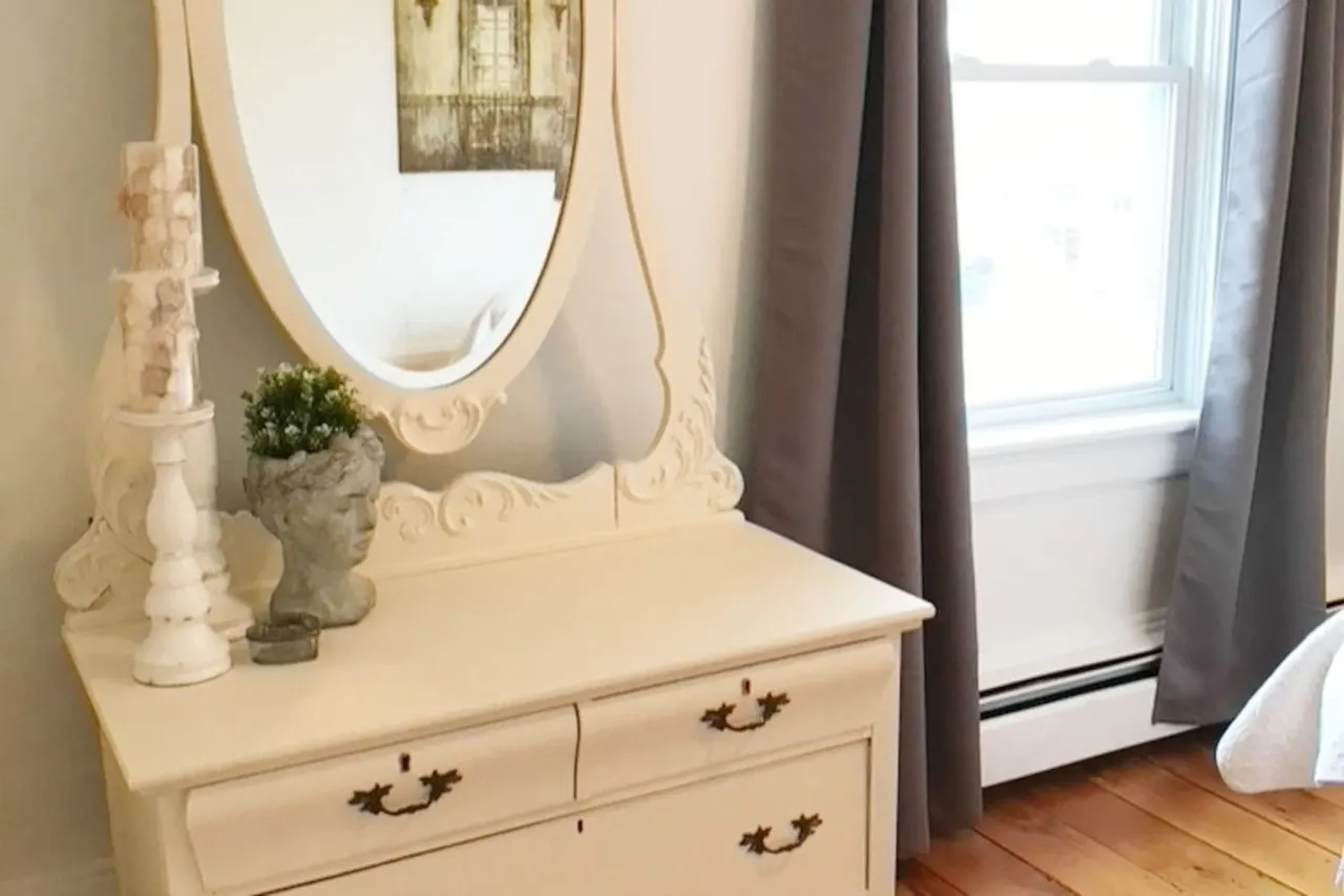 Spacious & Charming Century Home - Wellington - TWO beach passes! 17