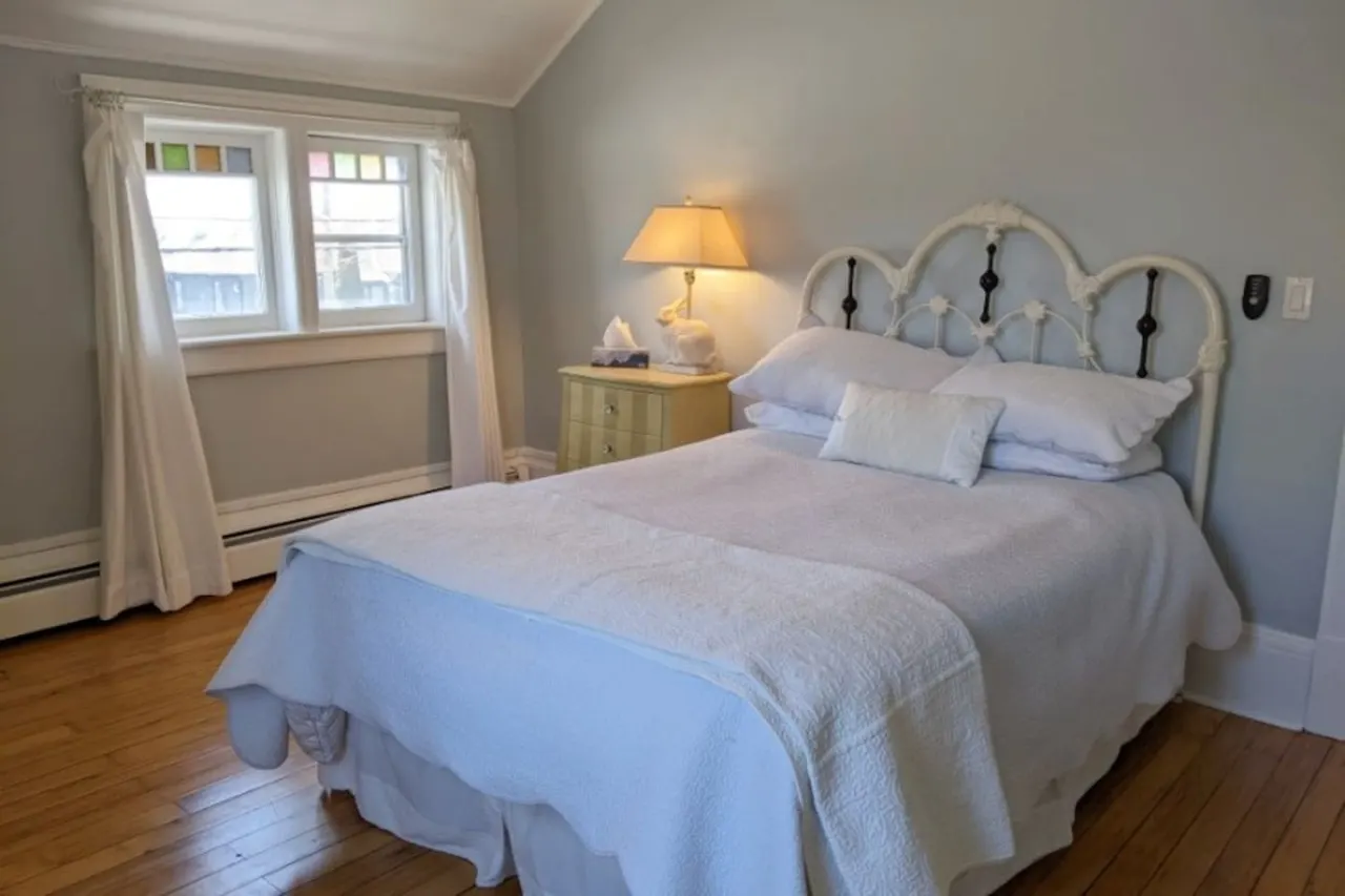Spacious & Charming Century Home - Wellington - TWO beach passes! 18