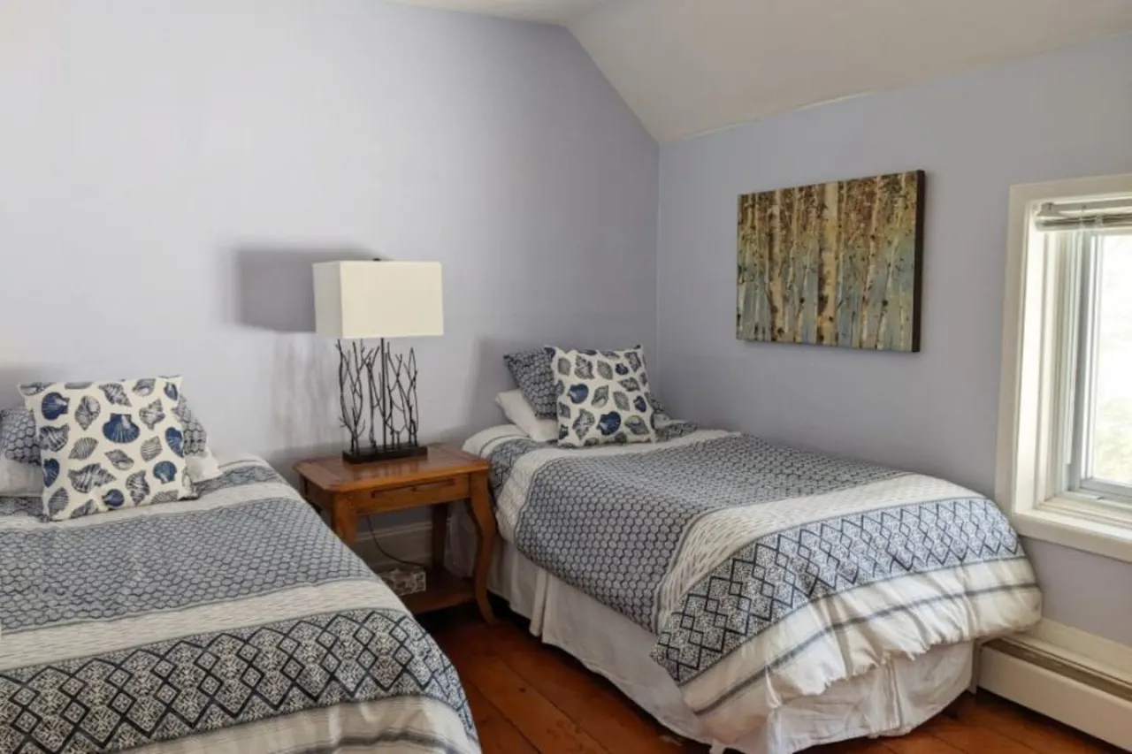 Spacious & Charming Century Home - Wellington - TWO beach passes! 19