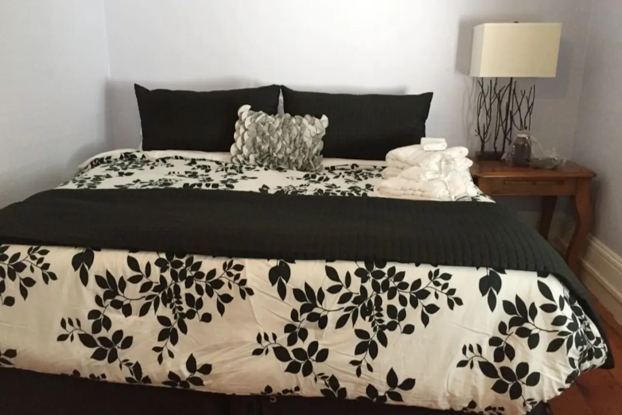 Spacious & Charming Century Home - Wellington - TWO beach passes! 20