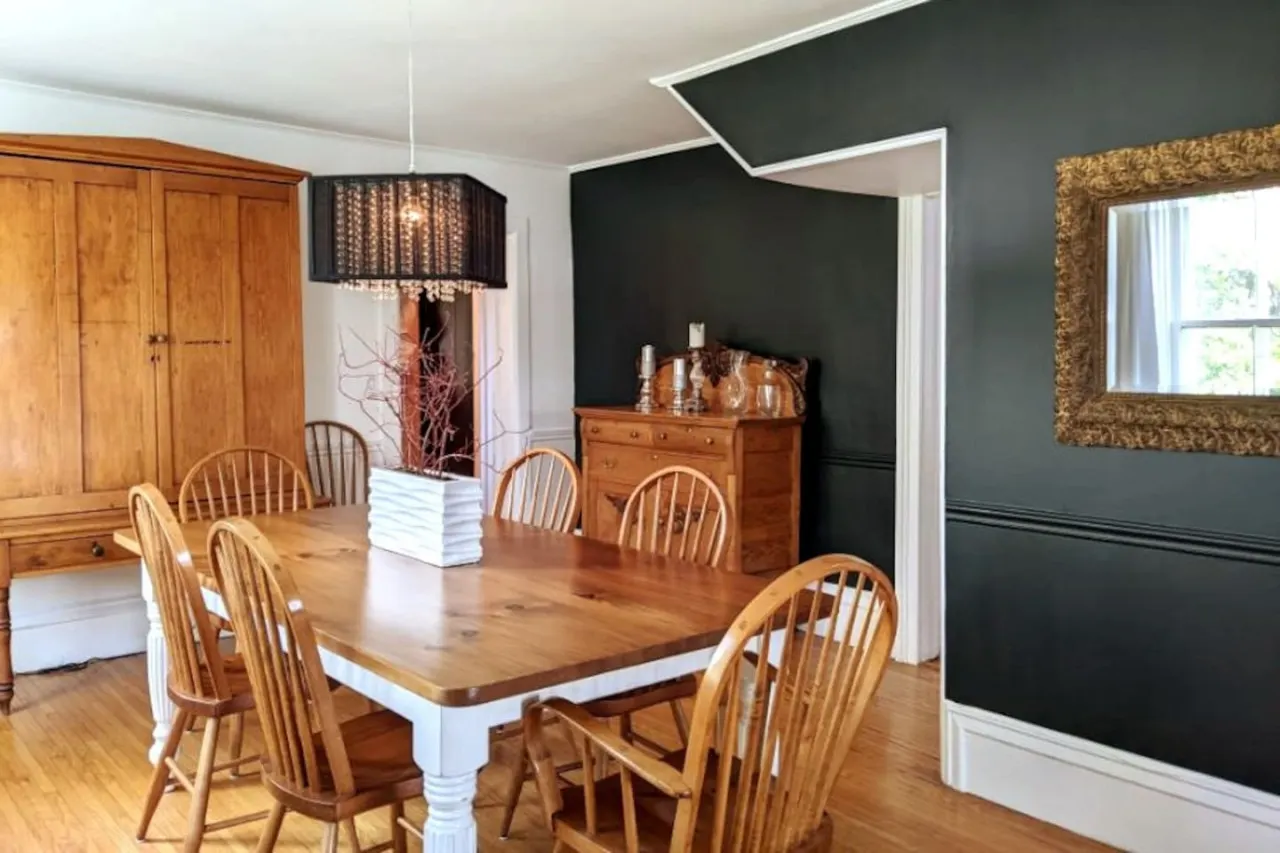 Spacious & Charming Century Home - Wellington - TWO beach passes! 6