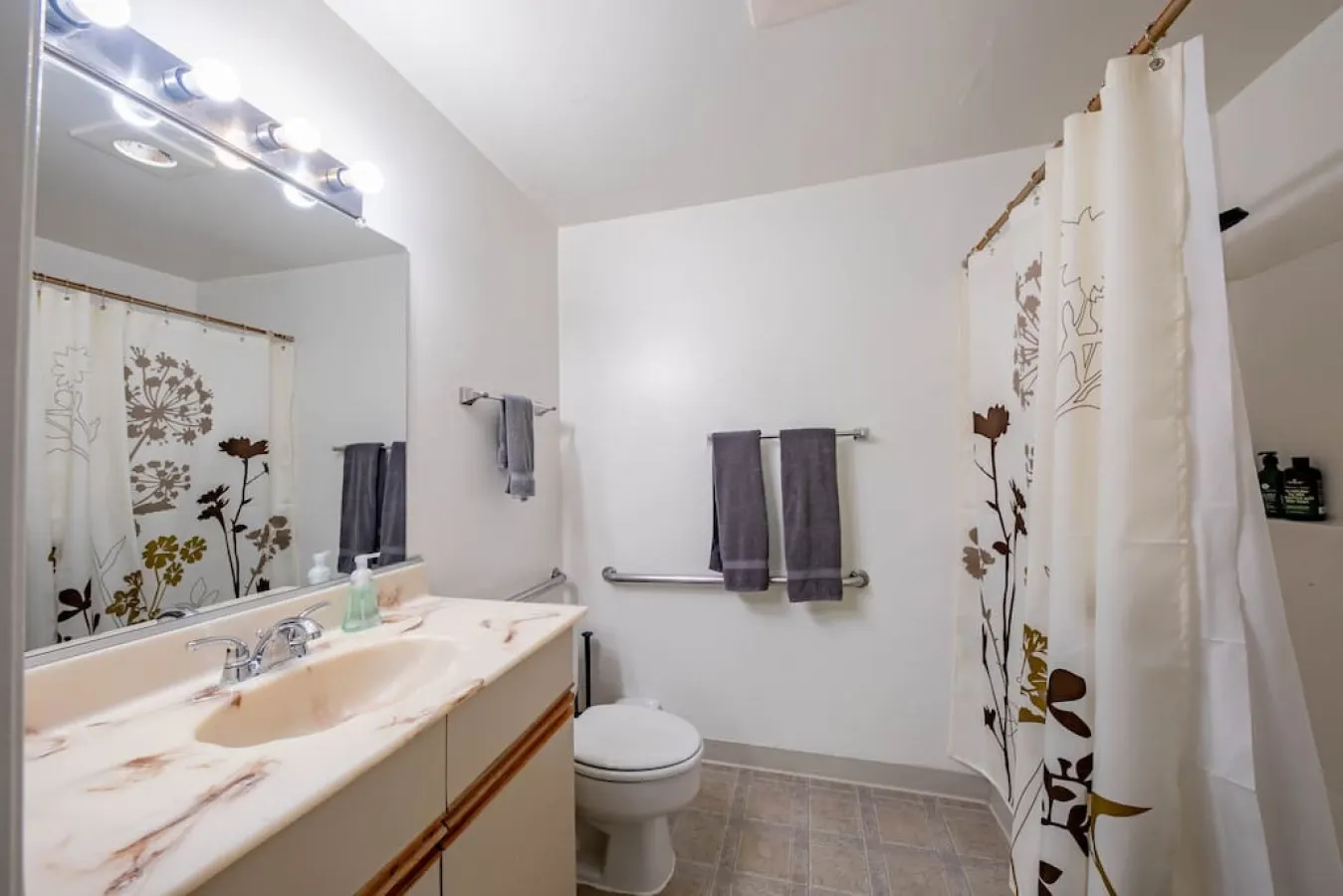 Comfy,Quiet,GREAT Location by Route 66/DT — photo 5