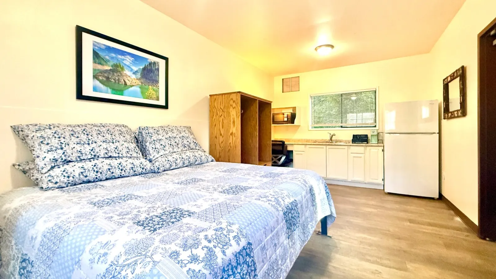Pet-Friendly Budget King Room with River Access | Shared Bath — photo 2