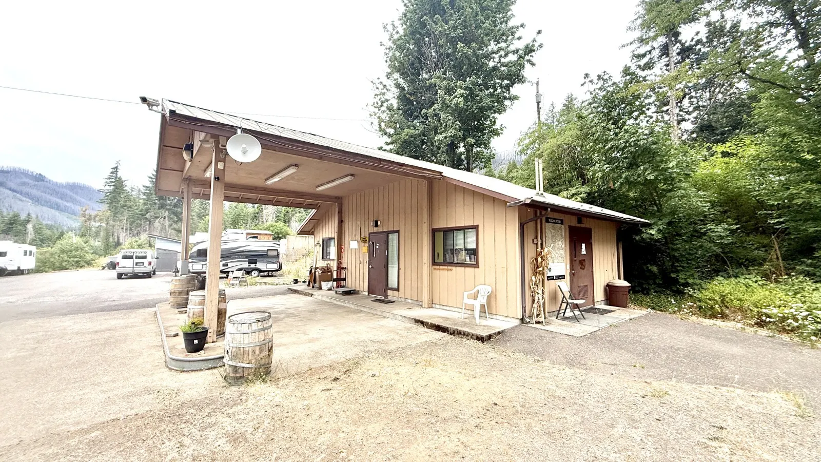 Pet-Friendly Budget King Room with River Access Shared Bath 11