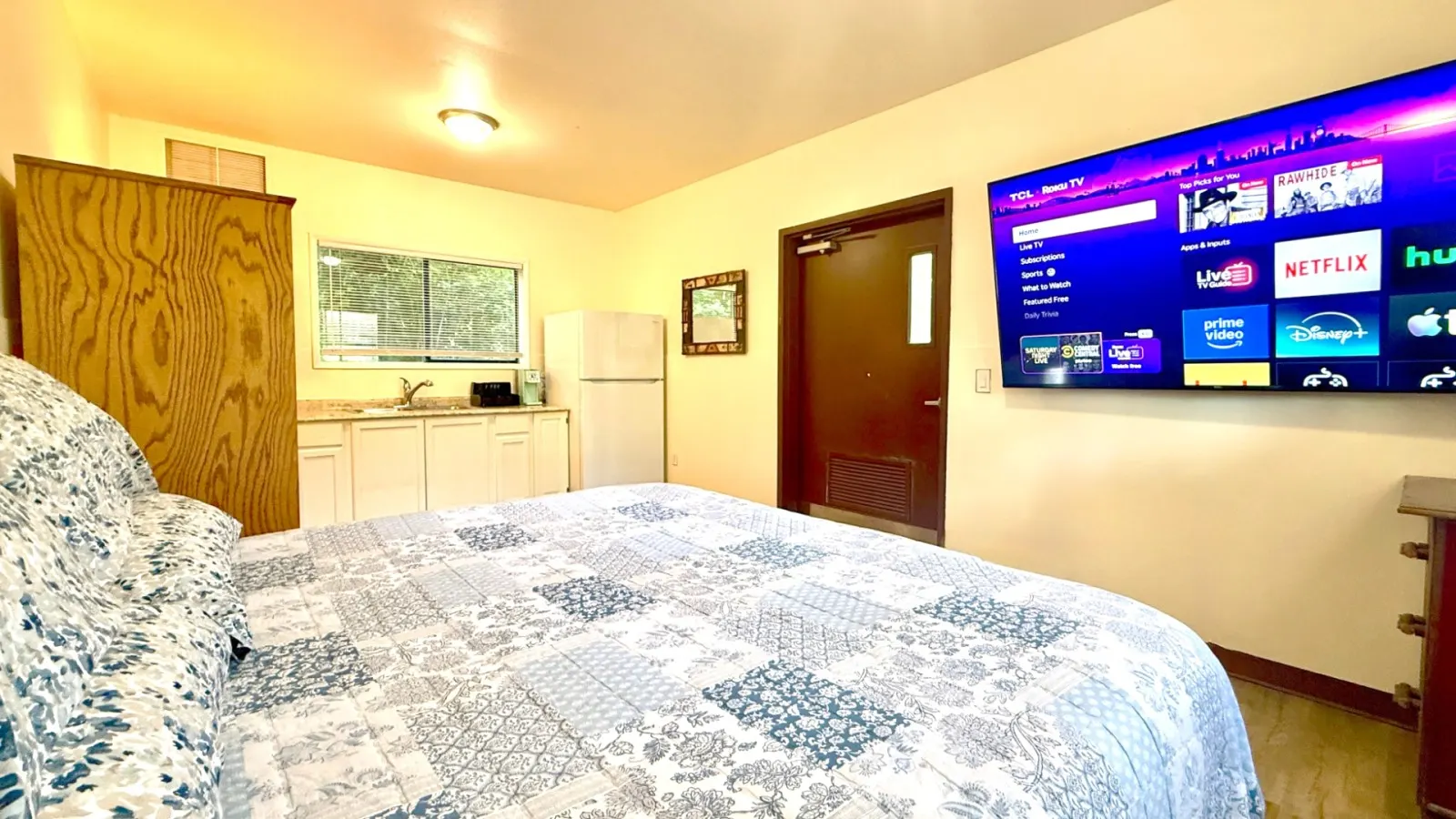 Pet-Friendly Budget King Room with River Access | Shared Bath — photo 4