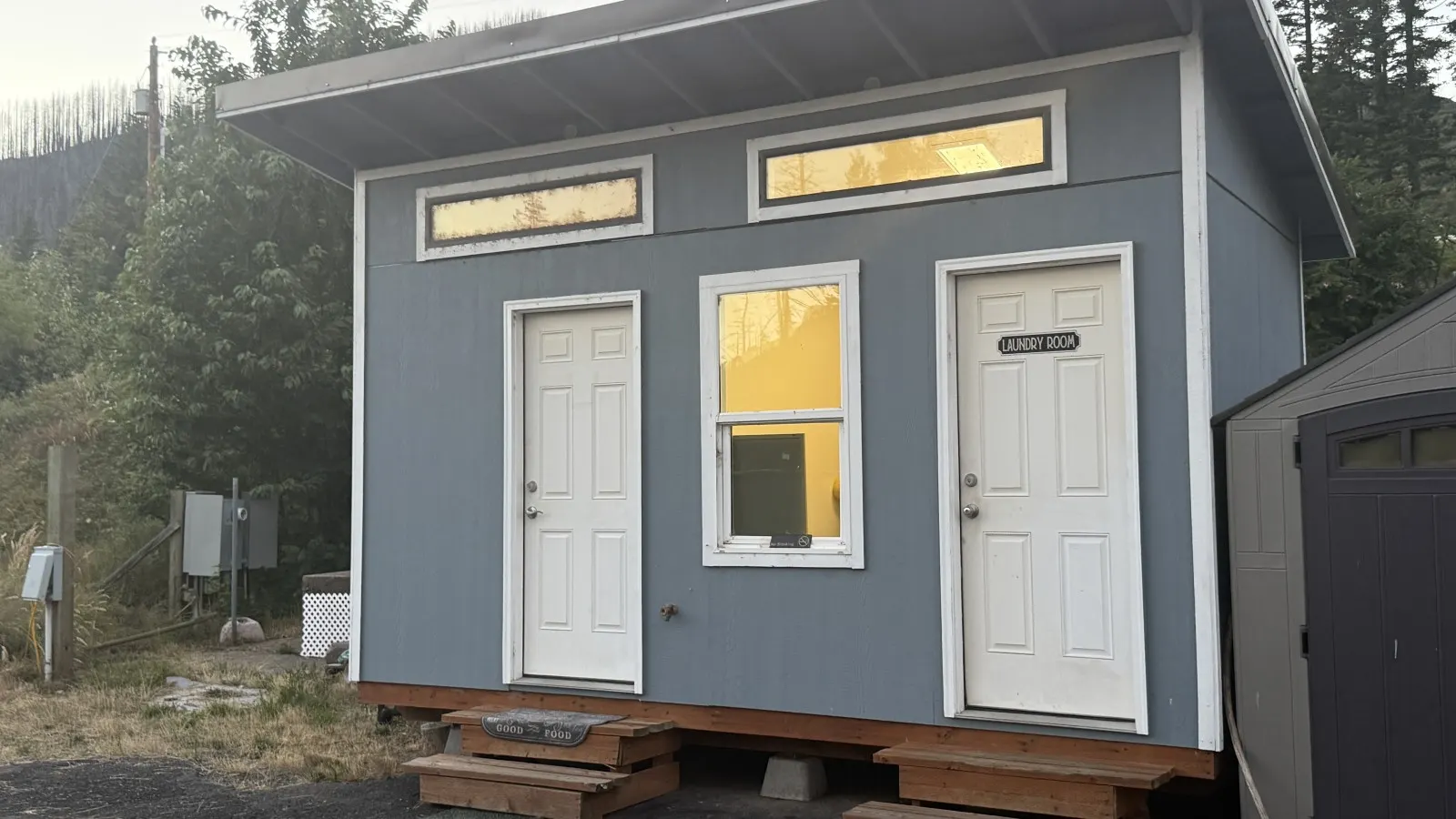 Pet-Friendly Budget King Room with River Access Shared Bath 7