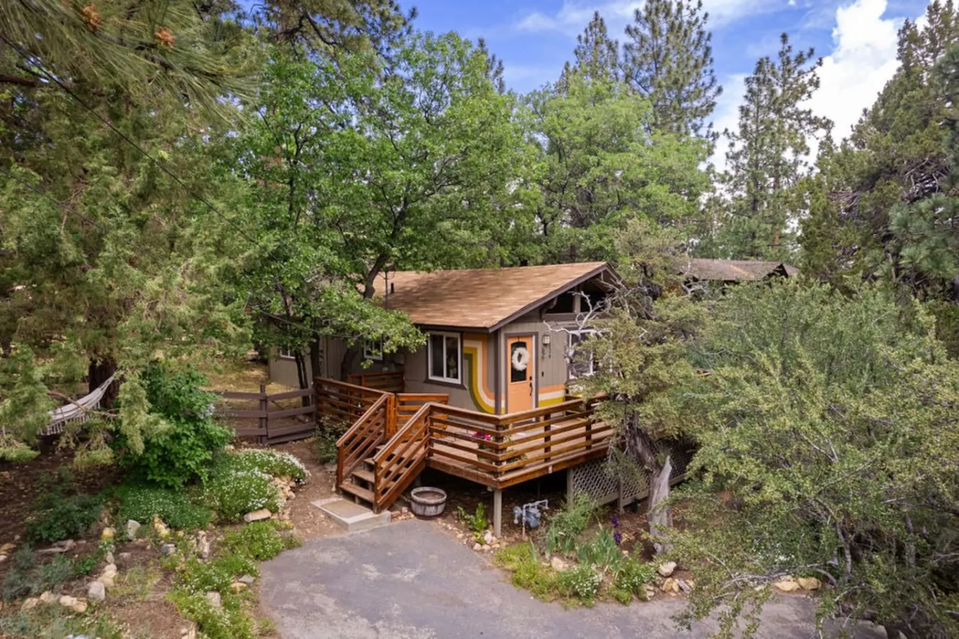 Vintage Mountain Retreat: Trendy Cabin, Loft