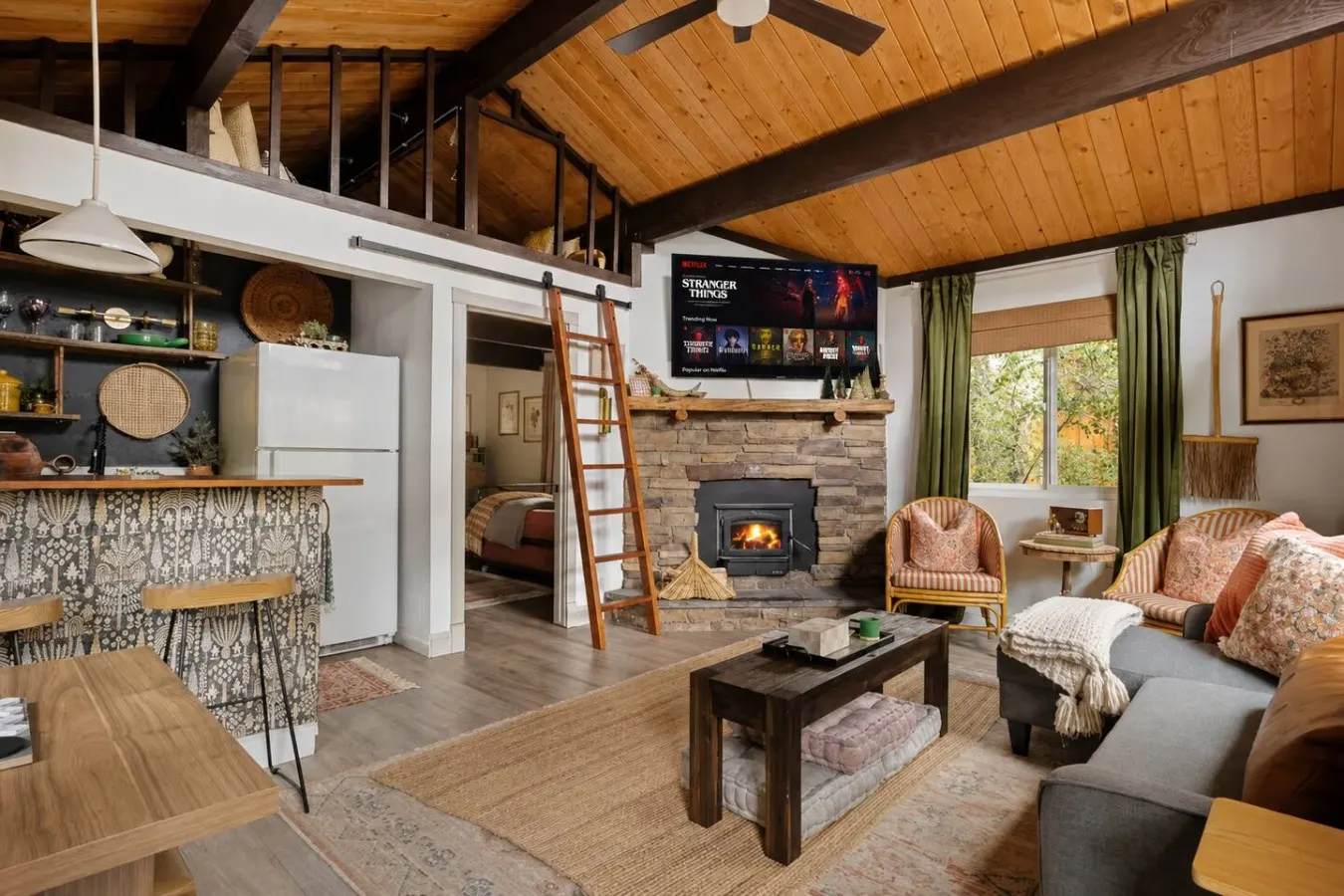 Vintage Mountain Retreat: Trendy Cabin, Loft — photo 2