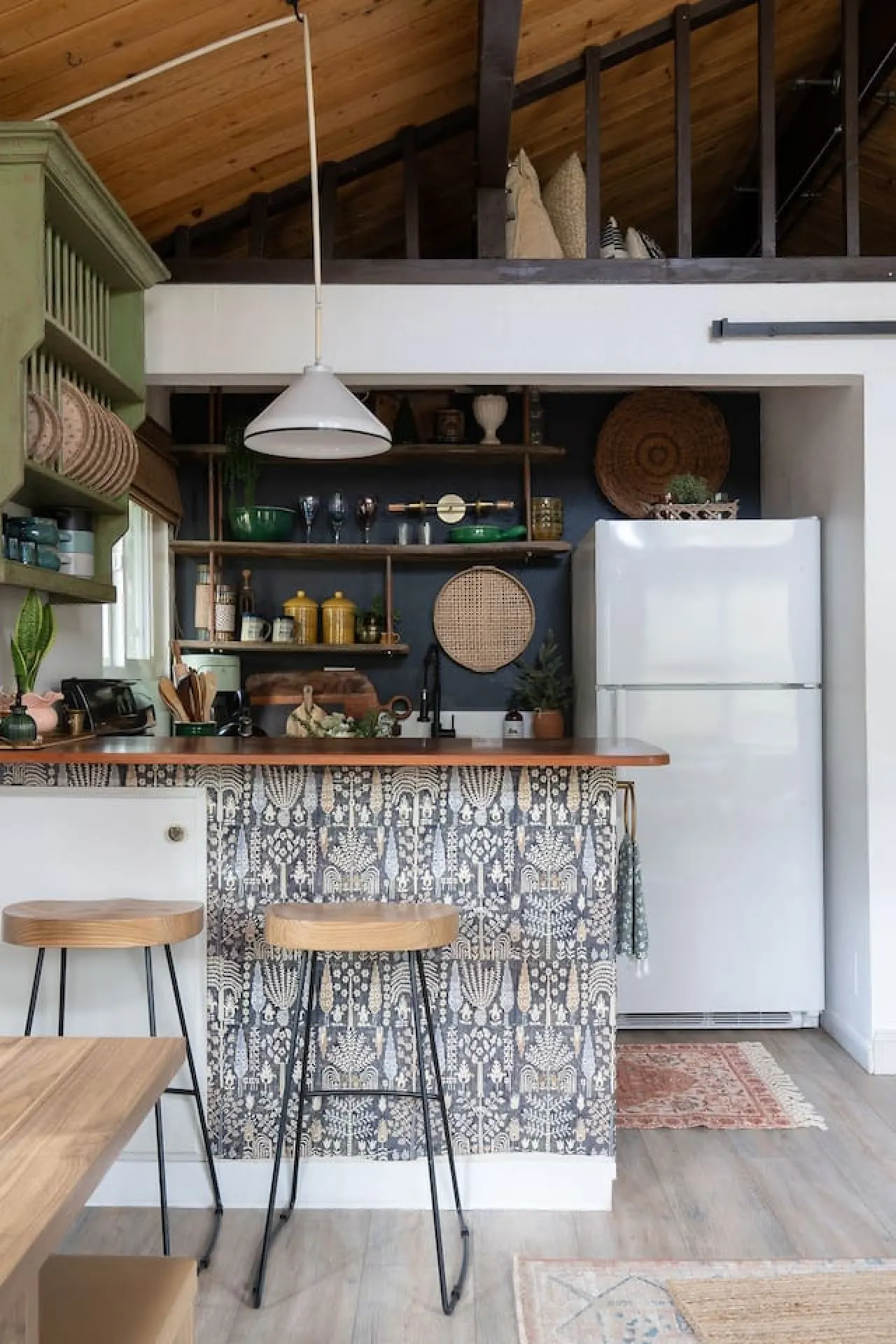 Vintage Mountain Retreat: Trendy Cabin, Loft 9