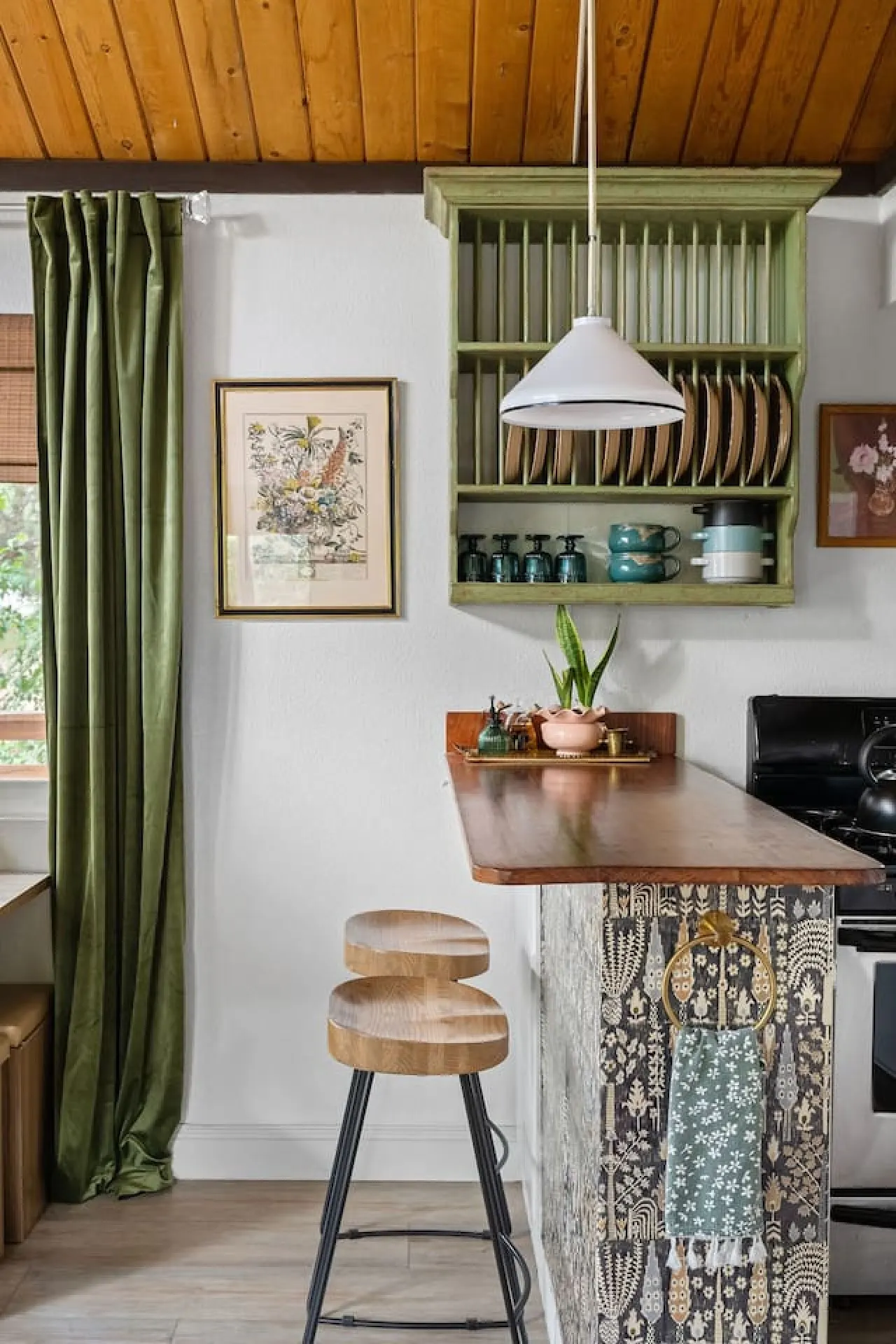 Vintage Mountain Retreat: Trendy Cabin, Loft 10