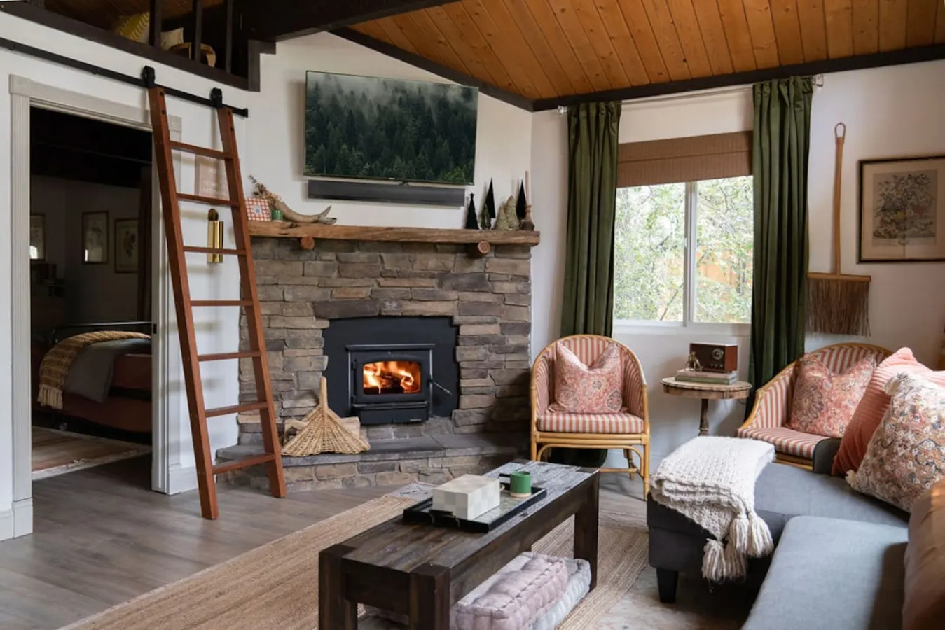 Vintage Mountain Retreat: Trendy Cabin, Loft 17