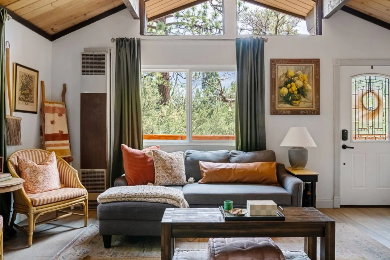 Vintage Mountain Retreat: Trendy Cabin, Loft — photo 4