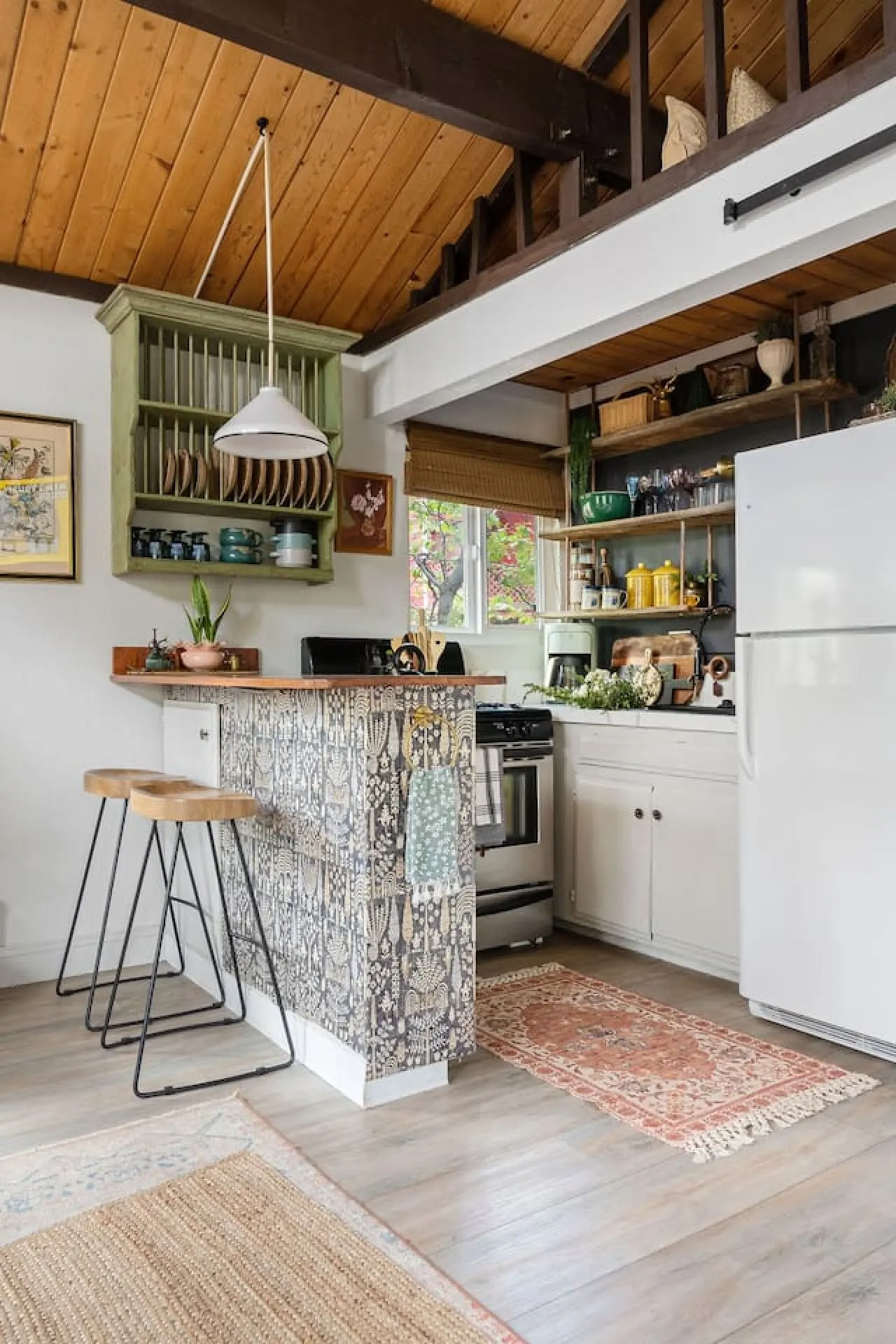Vintage Mountain Retreat: Trendy Cabin, Loft 7
