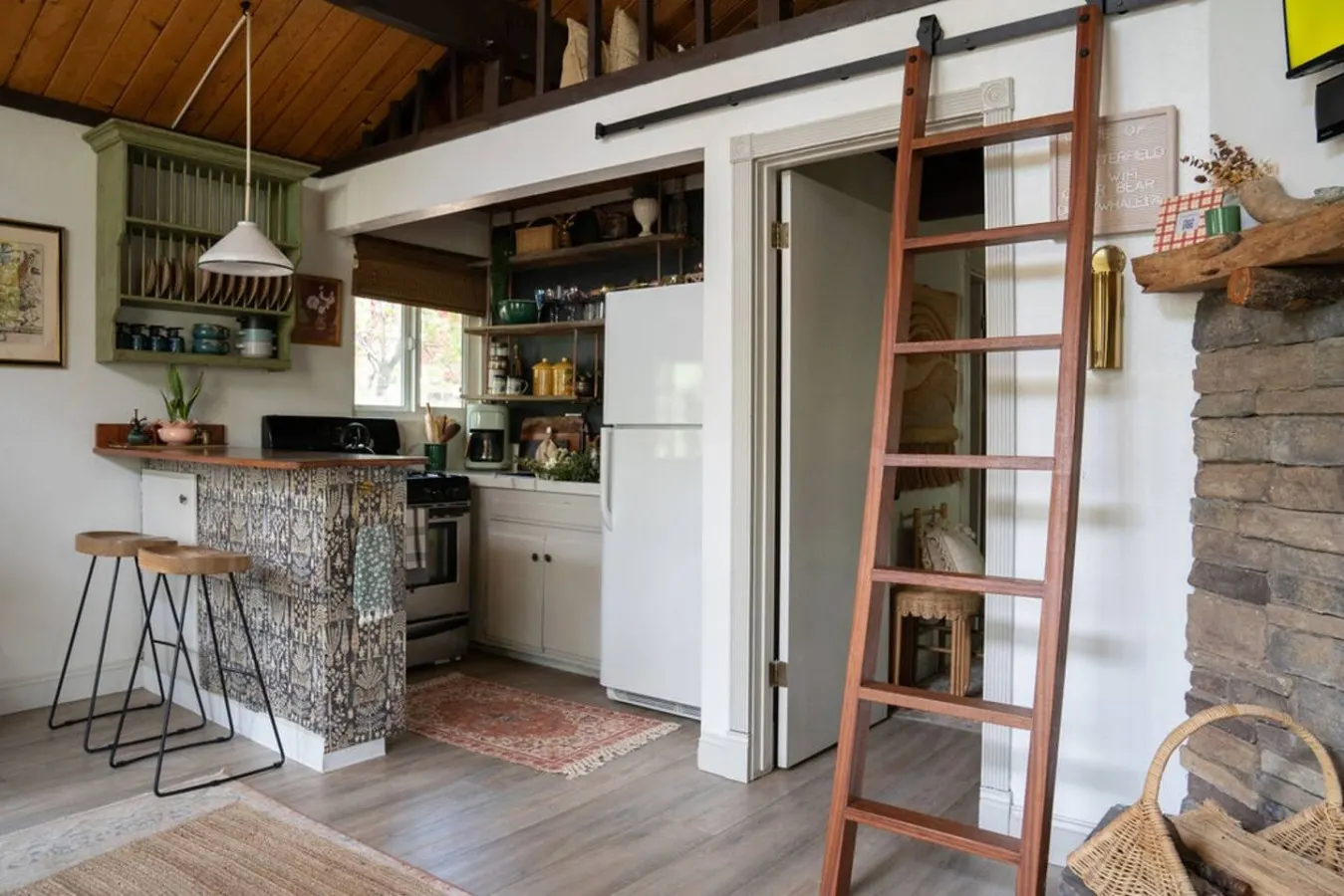 Vintage Mountain Retreat: Trendy Cabin, Loft 8