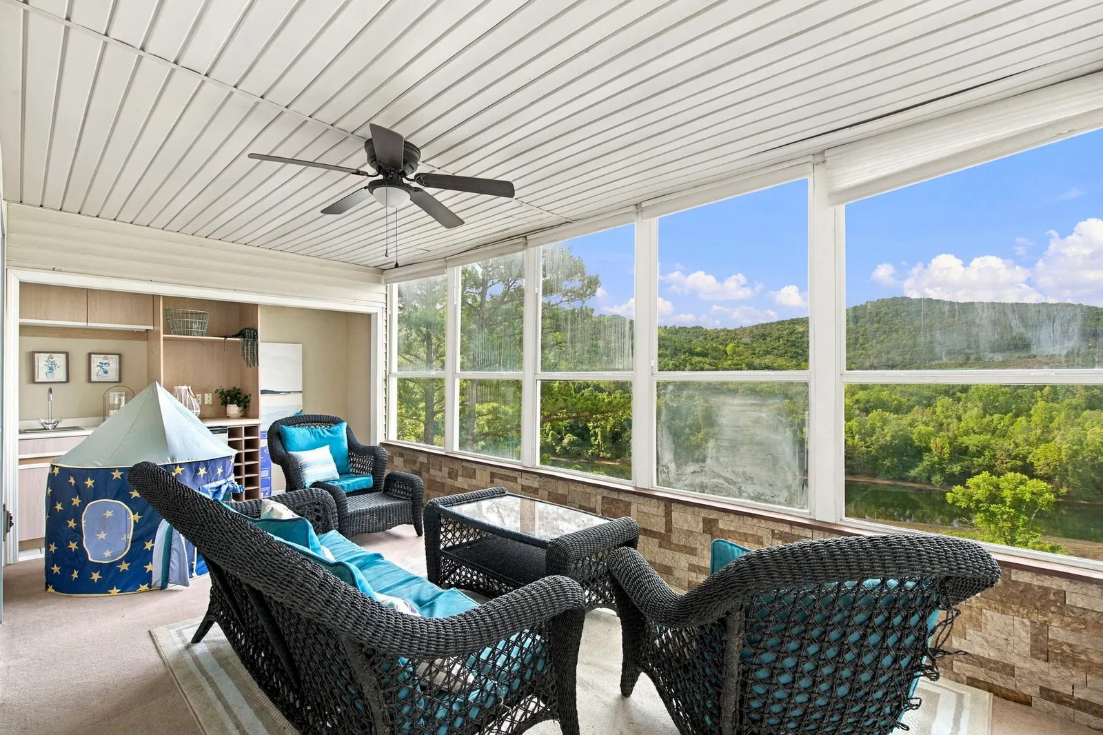 Amazing Lake View! Indoor Pool, Hot Tub, Golf 3