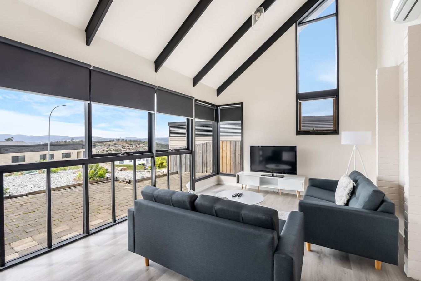 Expansive River-View Oasis, Large Family Home — photo 2