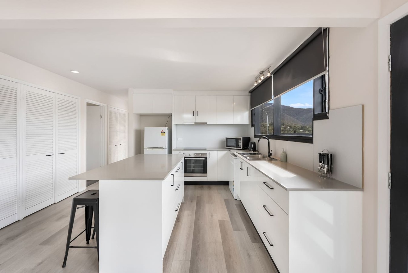 Expansive River-View Oasis, Large Family Home — photo 3