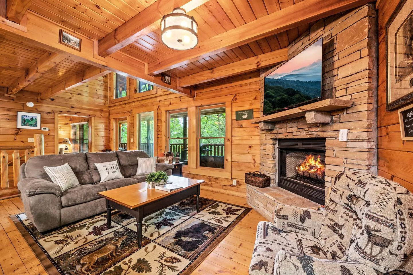 A Family Cabin in the Woods- only 3 Min to Town! 3