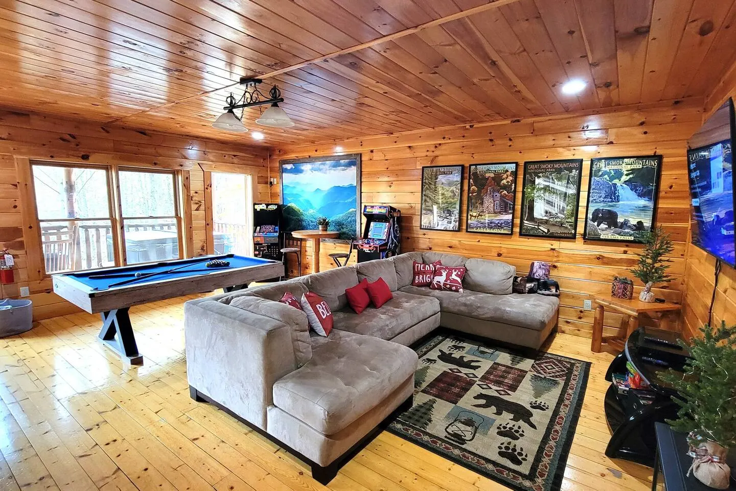 A Family Cabin in the Woods- only 3 Min to Town! 4