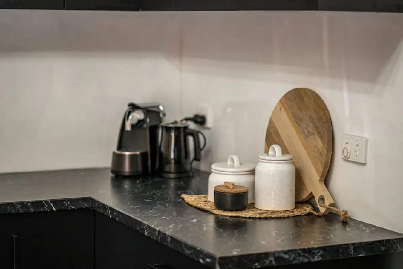 Blacksmith Cottage—Stay in Blacksmith's Lively Hub 11