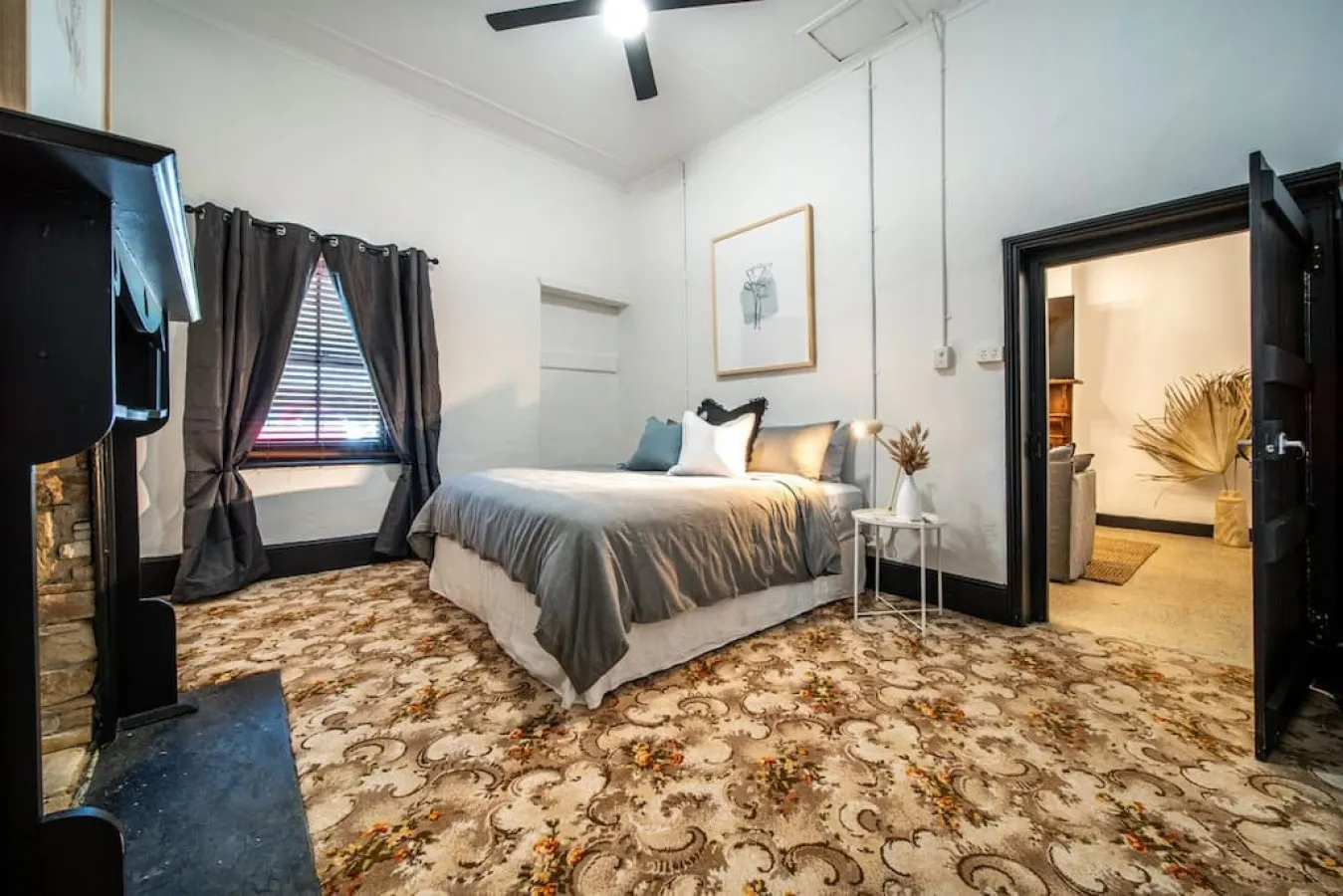 Blacksmith Cottage—Stay in Blacksmith's Lively Hub 16