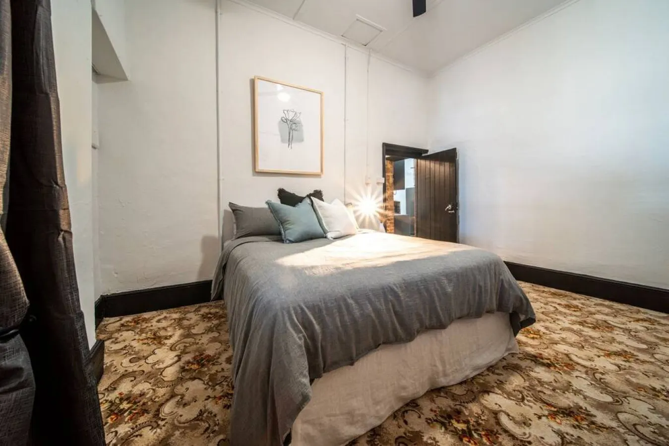 Blacksmith Cottage—Stay in Blacksmith's Lively Hub 17