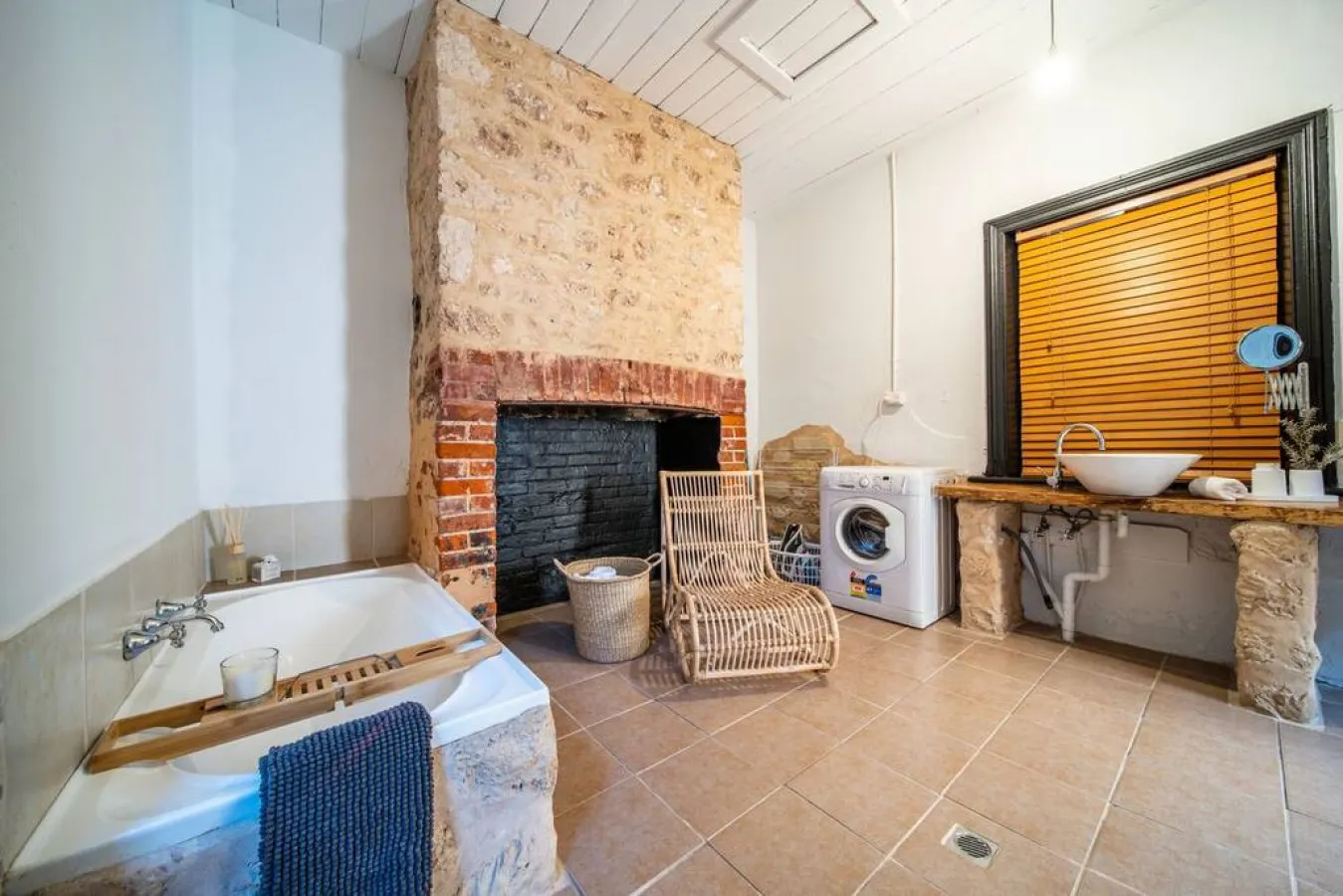 Blacksmith Cottage—Stay in Blacksmith's Lively Hub 18