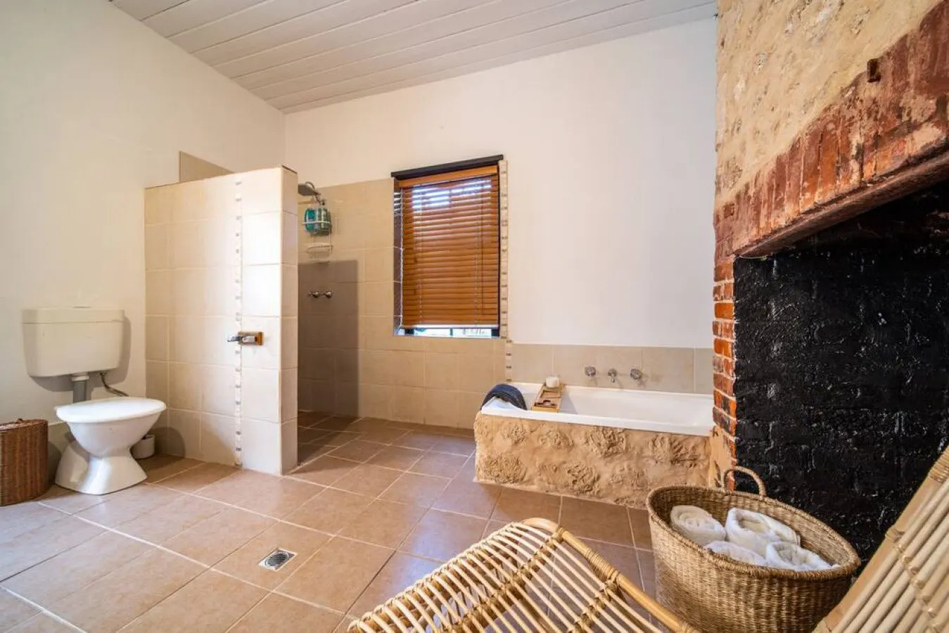 Blacksmith Cottage—Stay in Blacksmith's Lively Hub 20