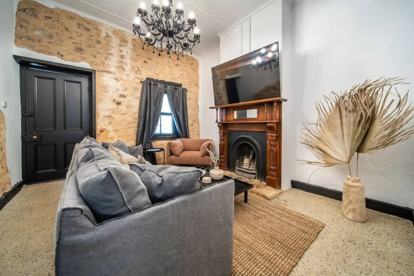 Blacksmith Cottage—Stay in Blacksmith's Lively Hub 7