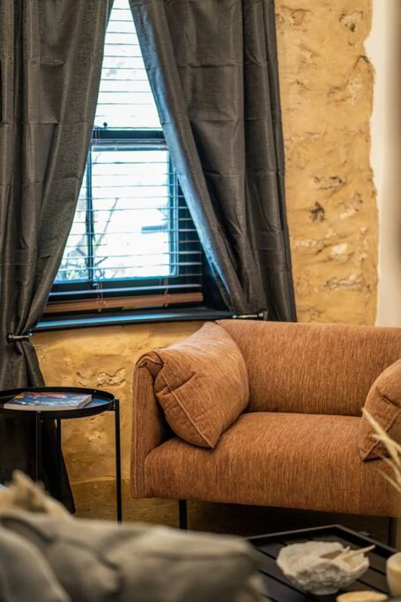 Blacksmith Cottage—Stay in Blacksmith's Lively Hub 8