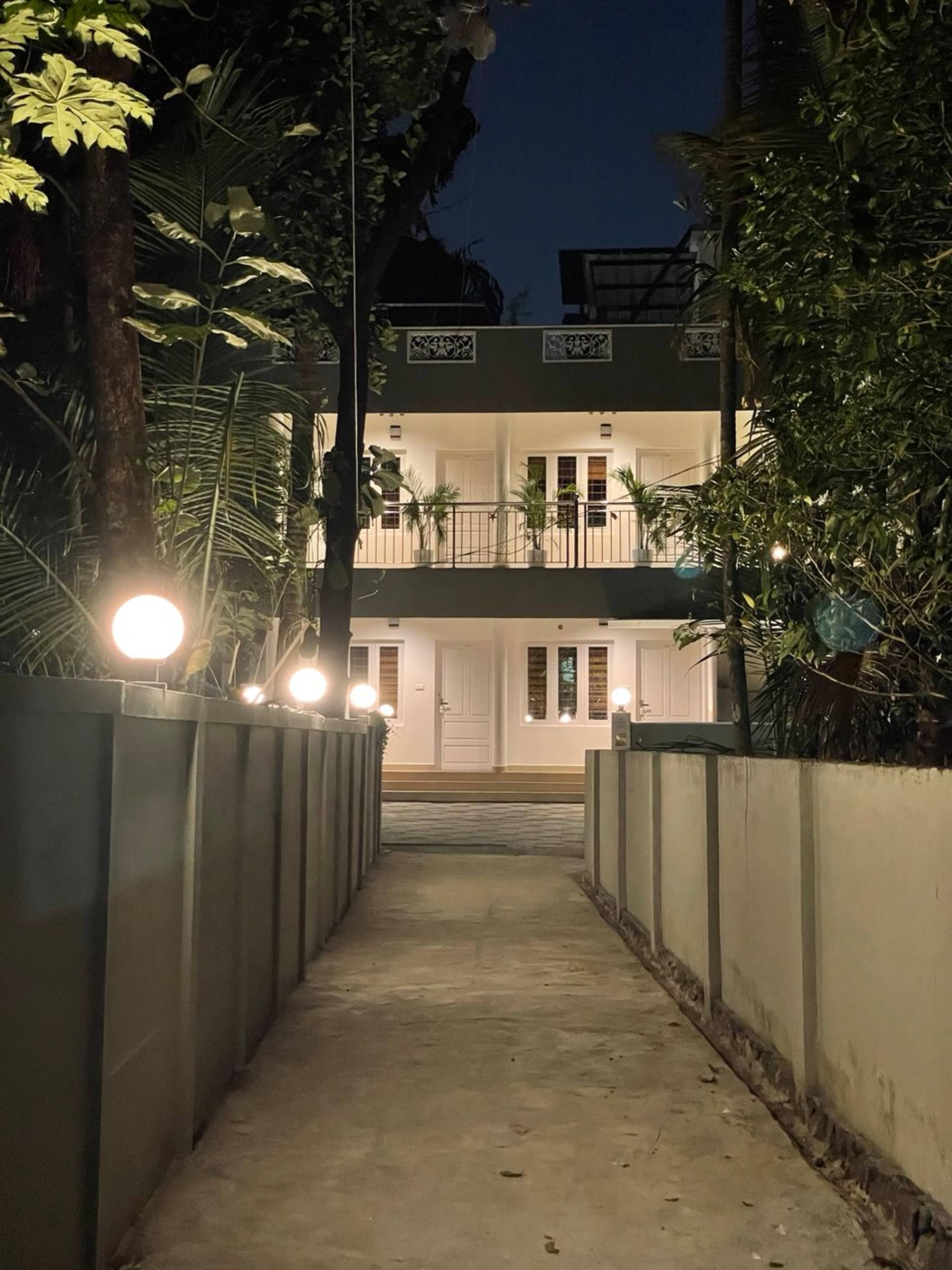 Urban Loft 1BHK 102 10 min to Lulu w/ greenery 37